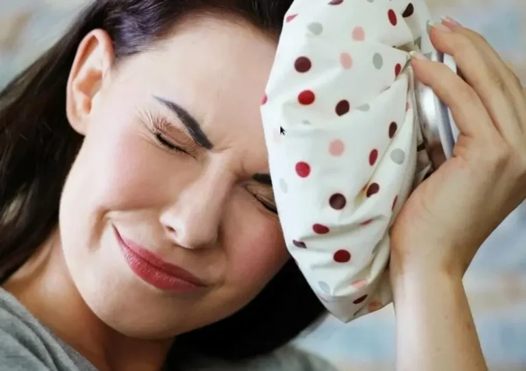 девушка с головной болью