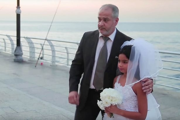 Свадьба пенсионера с 12-летней девочкой шокировала прохожих (ВИДЕО)