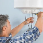 Майстер біля бойлера