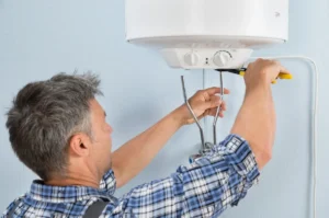 Майстер біля бойлера