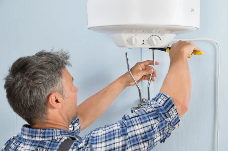 Майстер біля бойлера