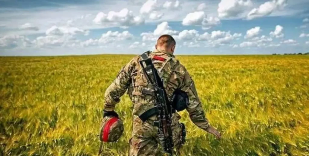 Чоловік у формі в полі