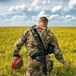 Чоловік у формі в полі