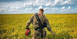 Чоловік у формі в полі