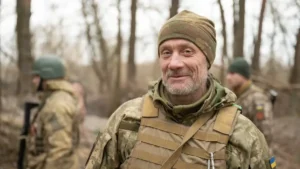 Чоловік у військовій формі