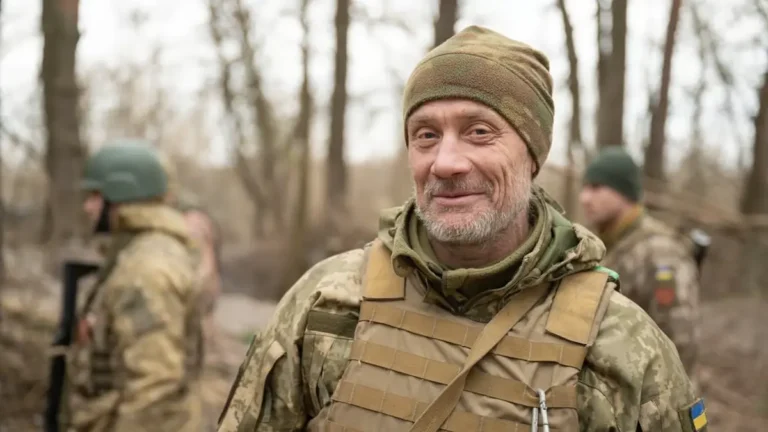 Чоловік у військовій формі