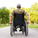 Чоловік у військовій формі на кріслі колісному