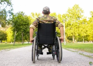 Чоловік у військовій формі на кріслі колісному