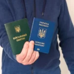 мужчина с военным билетом и паспортом