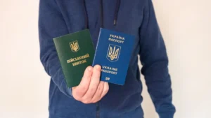 мужчина с военным билетом и паспортом