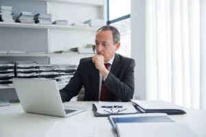 Чоловік працює за ноутбуком