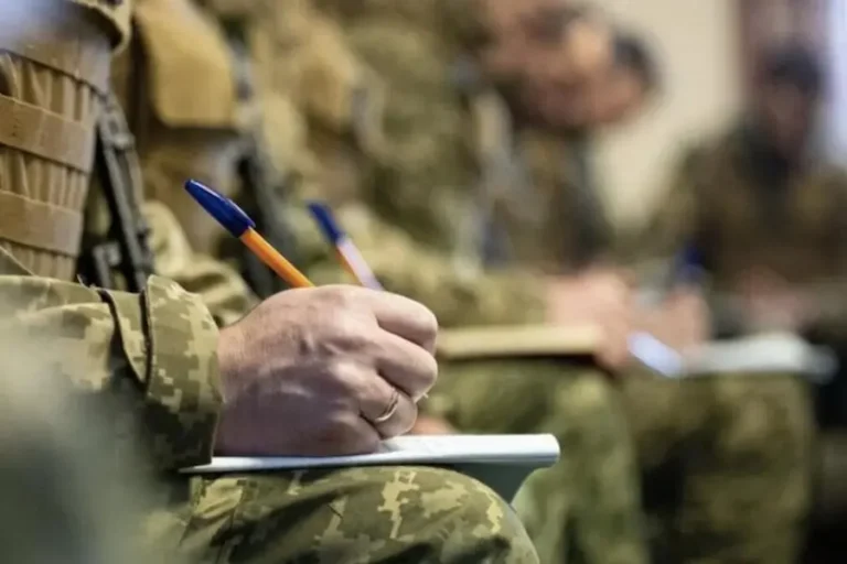 військові