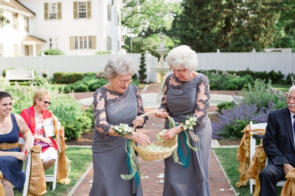 Девочками-цветочницами на свадьбе стали… бабушки (ФОТО)
