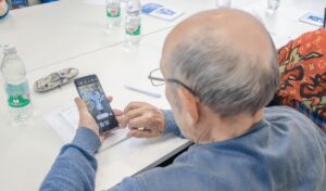 старик с телефоном