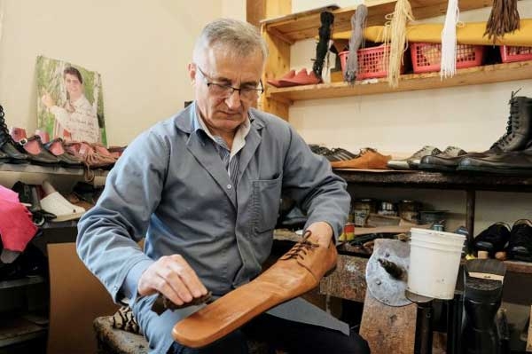 В Румынии начали выпускать «карантинную» обувь (ФОТО)