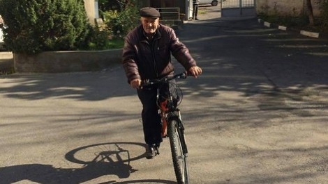 102-летнему дедушке из Армении подарили… велосипед