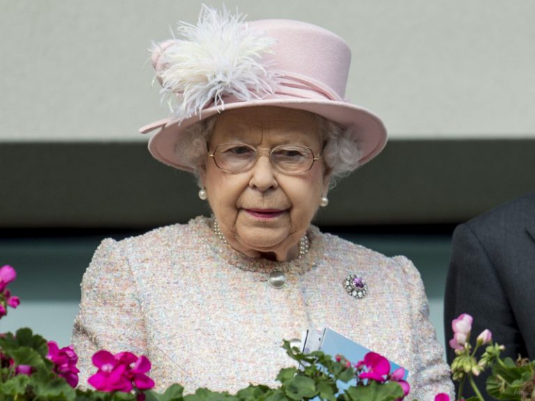 Королева Елизавета II появилась на публике в нежно-розовом костюме (ФОТО)