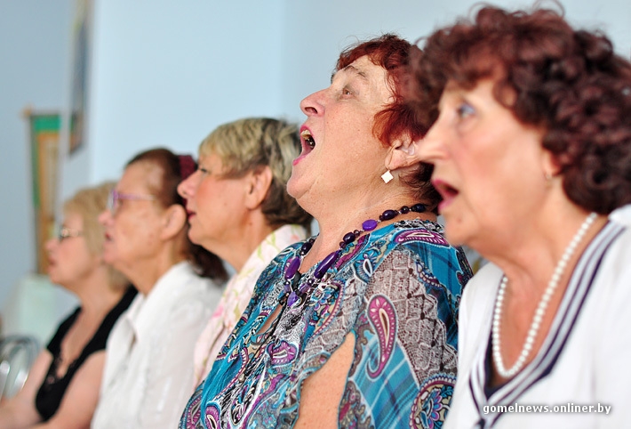 В Ровенской области пенсионеров приглашают лечиться… песней