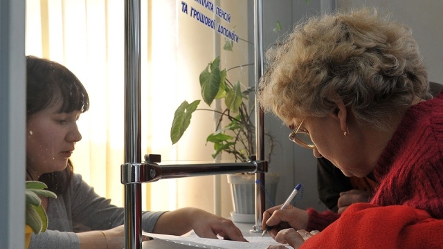 В донбасских городах возобновили выплаты украинских пенсий