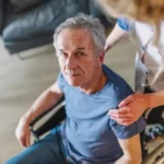 пожилой мужчина в инвалидной коляске