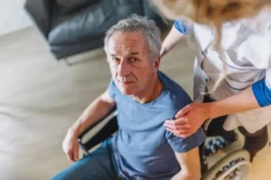 пожилой мужчина в инвалидной коляске