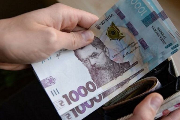 По 1,5 тысячи гривен на каждого члена семьи: в Украине принимают заявки на новую денежную помощь