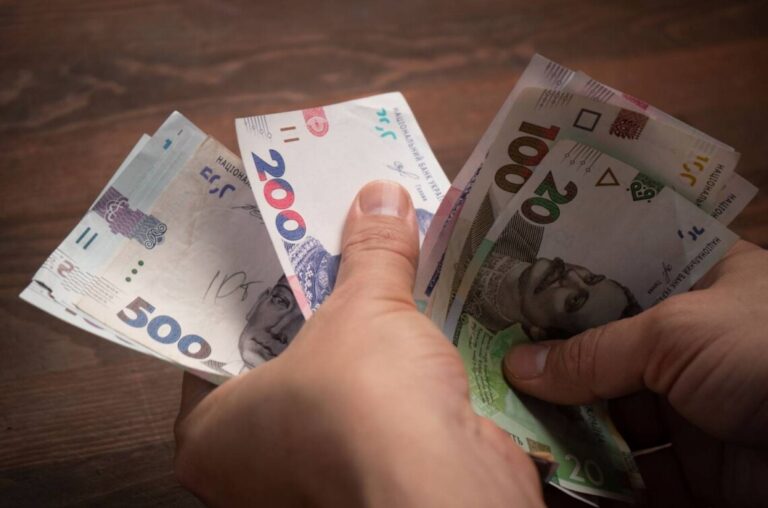 Выплаты в сумме 2200 гривен на человека: в Украине принимаются заявки на новую финансовую помощь