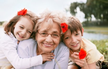 Бабушки больше любят старших внуков