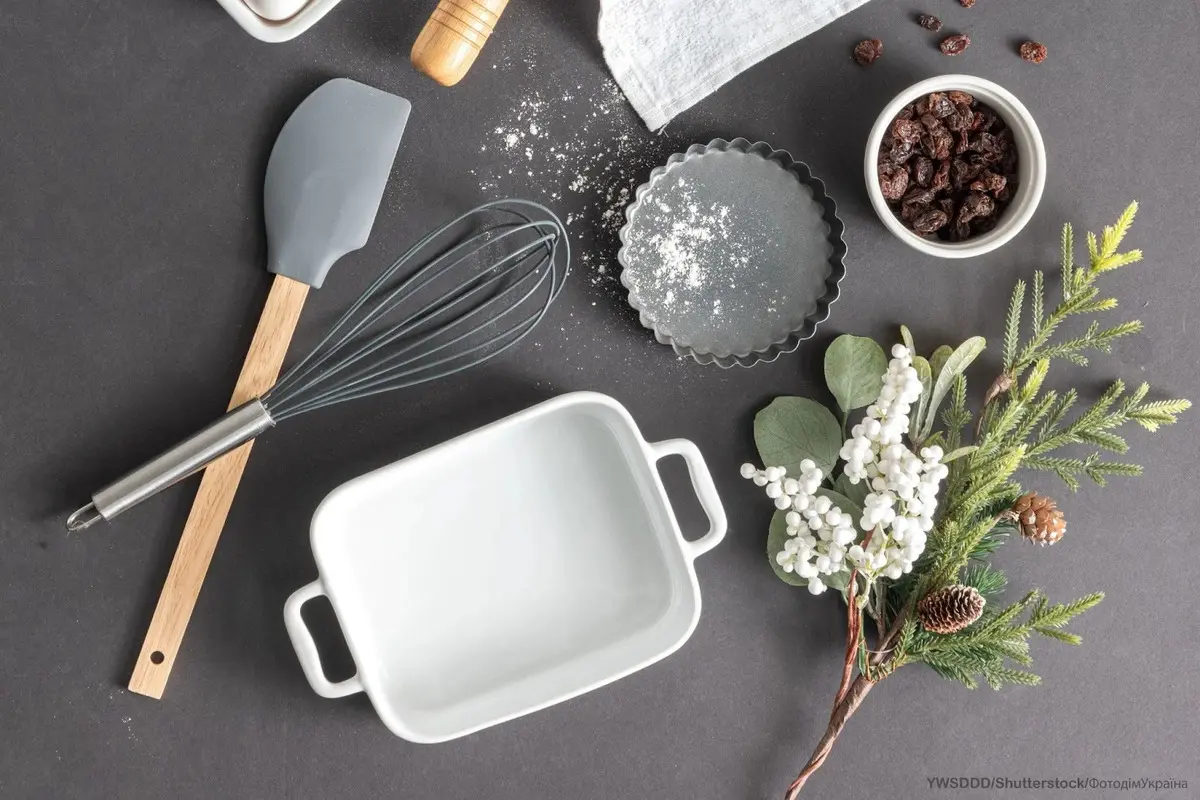 Святковий десерт та інвентар до нього