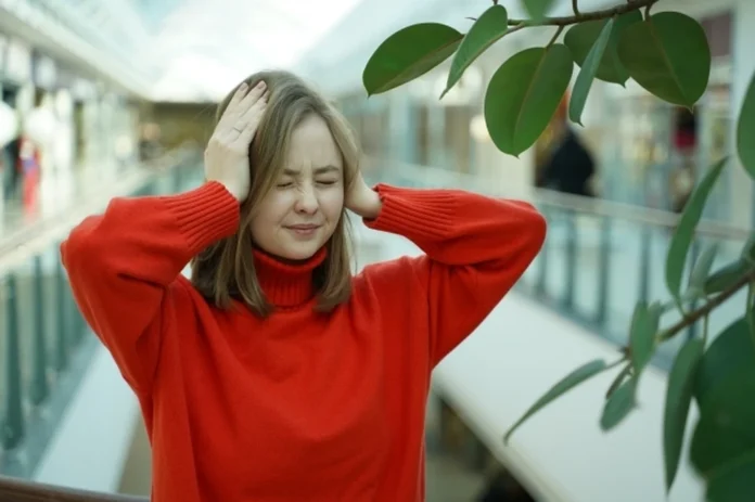 Девушка держится за голову