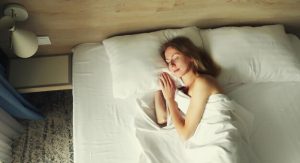 Девушка на кровати