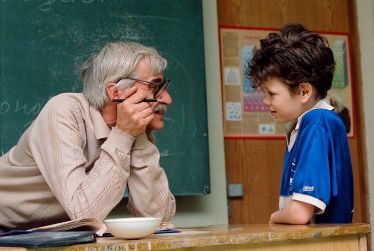 Учителя-пенсионеры могут попасть под сокращение
