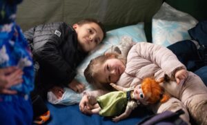 Діти в укритті