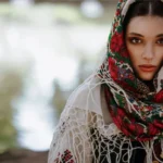 Дівчина у хустці