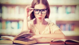 Дівчина з книгами