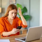 Дівчина з телефоном