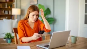 Девушка с телефоном