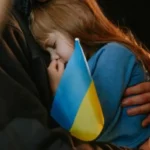 Дівчинка в обіймах