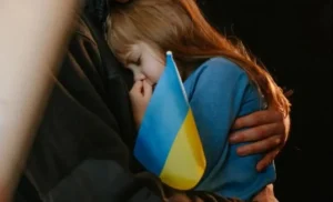 Дівчинка в обіймах
