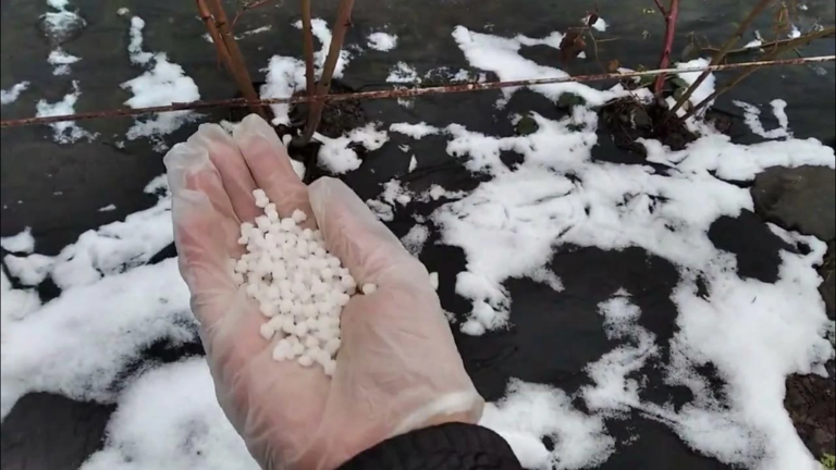 удобрения на снегу