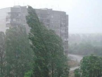 Сильный ветер и дождь обесточили 43 населенных пункта Украины