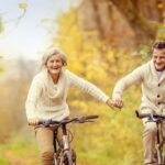 пара на велосипедах в осеннем лесу