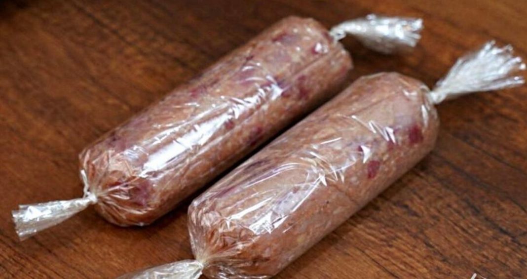 Домашняя колбаса из сибири. Колбаски домашние. Домашняя колбаса из свинины. Делать домашнюю колбасу рецепт. Делать домашнюю колбасу рецепт.