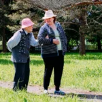 Дві жінки на прогулянці
