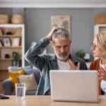 Двоє людей біля ноутбука