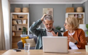 Двоє людей біля ноутбука