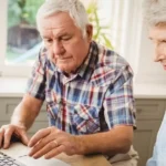 Двоє пенсіонерів за ноутбуком