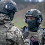 Двоє військових в екіпіруванні