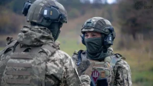 Двоє військових в екіпіруванні