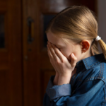 ребенок плачет
